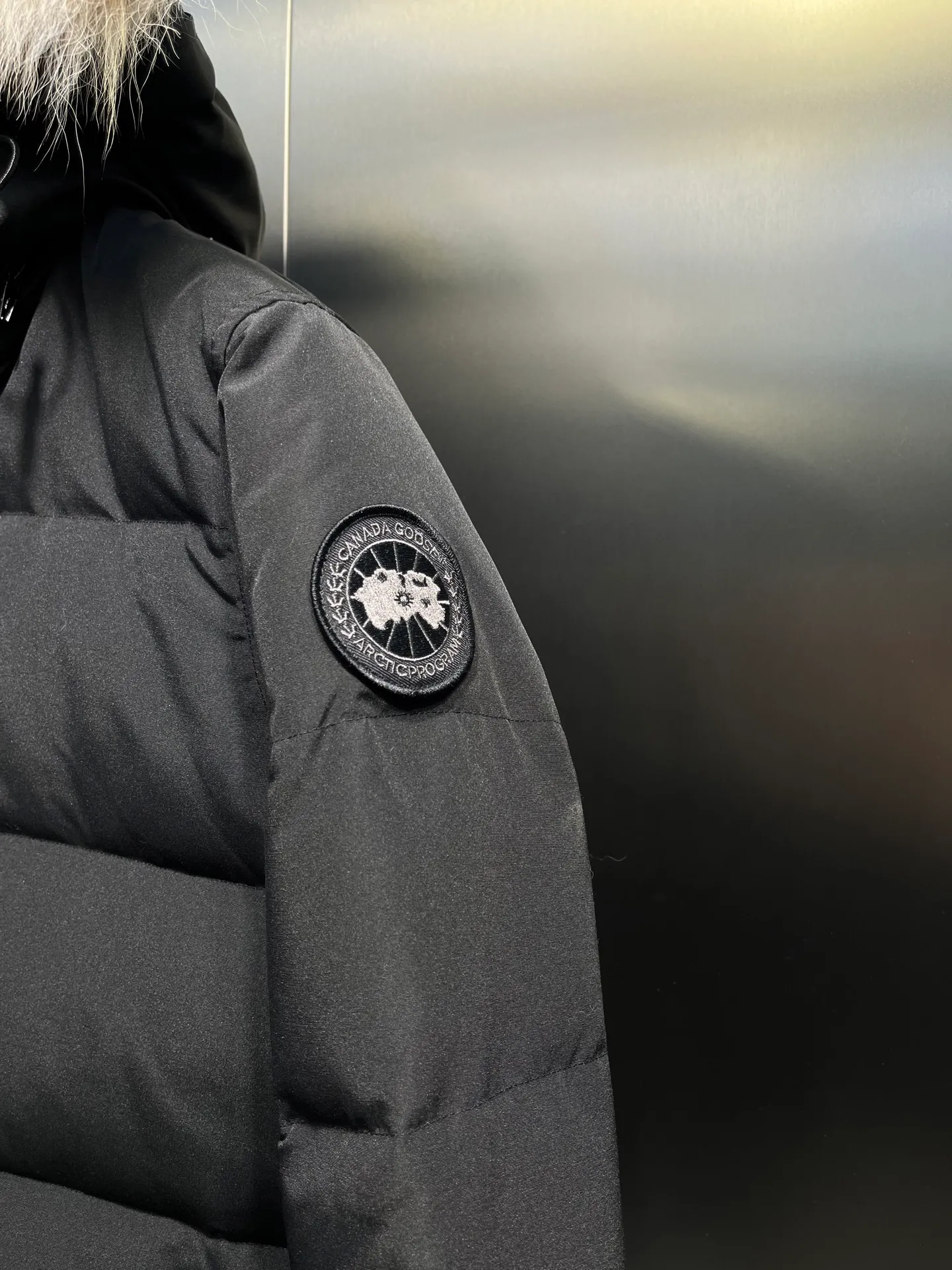 P860 Canada Goose Canada # Expedition04 Parker, a treasure of Canadian origin! Limited supply worldwide! Canada Goose Model 04 is a top-notch couple model, polar cold-proof outdoor series fur collar detachable hooded parka down jacket, the first Goose in 2024. I hope my partners like the top quality, and I hope everyone can evaluate it together! The most popular cool items of the Big Goose family in 2024 are online. The same popular product of Yi Yang Qianxi is said to be a joint limited edition Big Goose that cannot be bought in autumn and winter. If you dislike the sameness of the Big Goose in the past, then this model will definitely give you a different experience! This year's most powerful couple's collection for autumn and winter is online, a top-notch luxurious ready-to-wear style, paired with an outdoor warm down jacket with great style and charm! The most standard and classic items of the Daye family in the past two years are equipped with unique reflective stripes for embellishment, which further shows the high-end fashion performance effect. With the embellishment of hardware buckles, it has excellent performance effect. The upper body is clean, simple and elegant, even for urban leisure. It is suitable for various occasions. Designed with large pockets, this model has a large capacity and is equipped with reflective stripes, making it safer at night. It is suitable for various adventure activities. It is made of windproof and waterproof technical materials. The interior is filled with full white duck down, which is absolutely cold-proof and warm. It also has a stand-up collar design and fine fluff at the collar, with meticulous attention to detail! The charm of this model is also more spiritual, and the upper body has more temperament and specifications. It perfectly shows the ultra-high standard of fashionable performance of this model, integrating outdoor and life, and you can even create high-street wear! The most pinnacle limited-edition goose that we have presented so far, both in terms of design and detailed materials, it is completely outstanding. The grand and evergreen version design is matched with cool reflective elements. The overall appearance can be said to be quite high, and it has that kind of powerful outdoor performance! It combines high-end casual attributes with high-street style. It is high-grade, domineering, warm, and beautiful. The visibility of the upper body is quite strong, and the configuration of the owl element is highly brand-recognizable. It fully complements the overall brand performance and visual effects, and also has the high-end sense of fashion and fashionable performance. It is a must-buy product because it is the most awesome down brand on the planet and one of Canada's three national treasure brands. It is also a sentimental down luxury brand. In the field of polar cold-proof clothing, Goose has made an irreplaceable contribution... Size: xs s m l xl